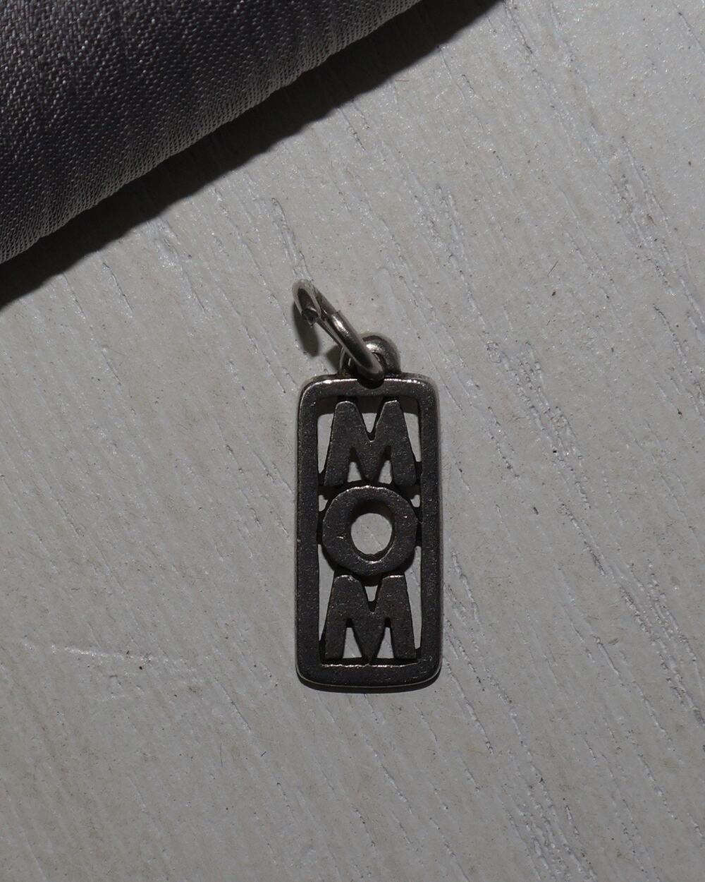 Retired James Avery Sterling Silver Vertical Framed Mom Charm 1.5G / 0.8in